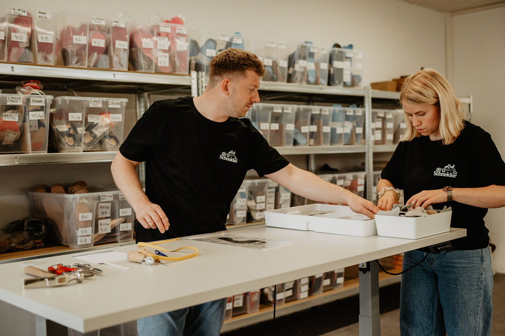 Go-Schneider-Team an der Werkbank in der Werkstatt
